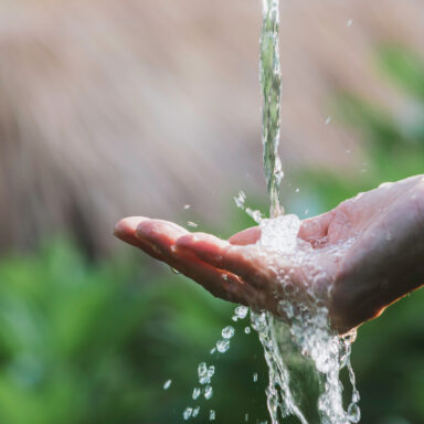 Image représentant de l'eau coulant sur une main