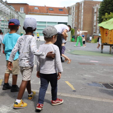 Image d'enfants dans une cour d'école
