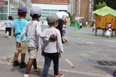 Image d'enfants dans une cour d'école - Agrandir l'image, fenêtre modale