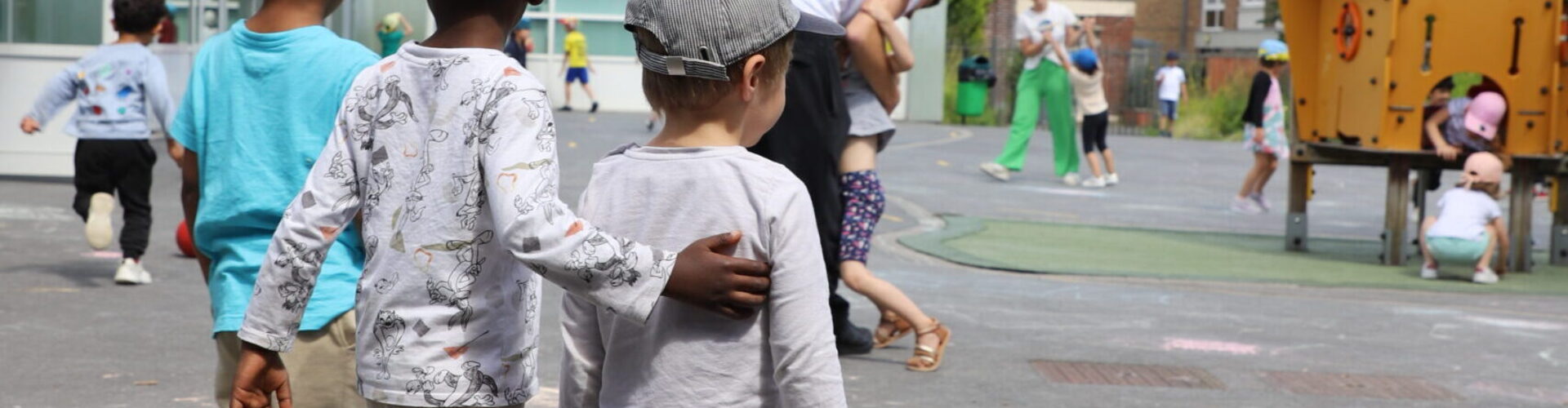 Image d'enfants dans une cour d'école