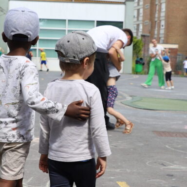 Image d'enfants dans une cour d'école