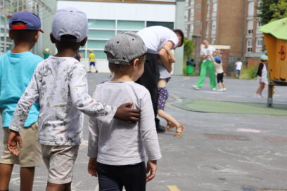 Image d'enfants dans une cour d'école - Agrandir l'image, fenêtre modale