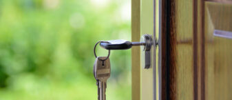 Image d'une clé dans une serrure de porte