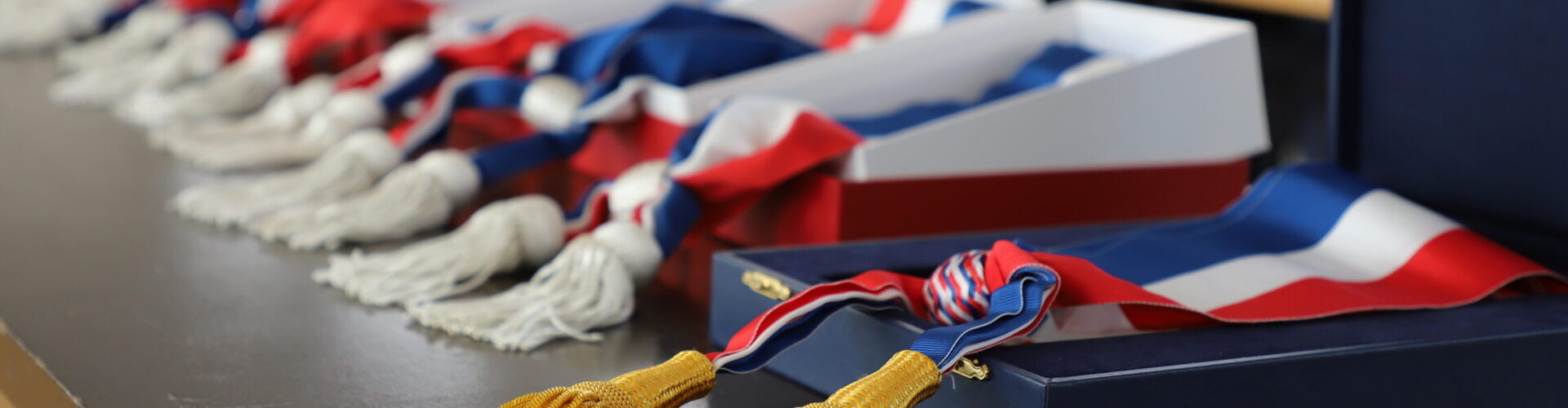 Photo du conseil d'installation du conseil municipal avec les écharpes du maire et des adjoints sur une table