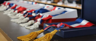 Photo du conseil d'installation du conseil municipal avec les écharpes du maire et des adjoints sur une table