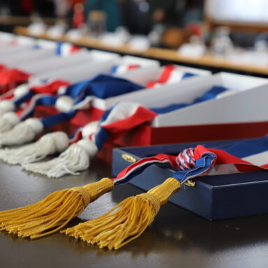 Photo du conseil d'installation du conseil municipal avec les écharpes du maire et des adjoints sur une table