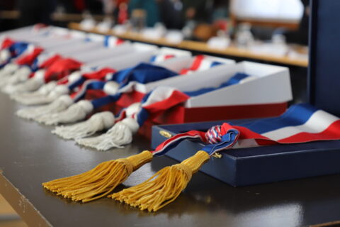 Photo du conseil d'installation du conseil municipal avec les écharpes du maire et des adjoints sur une table