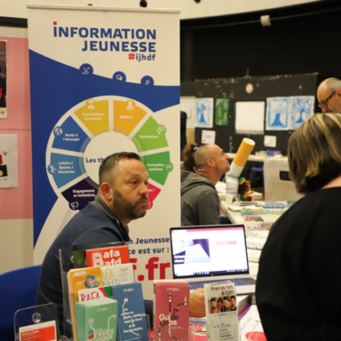 Image d'un stand tenu par le point information jeunesse