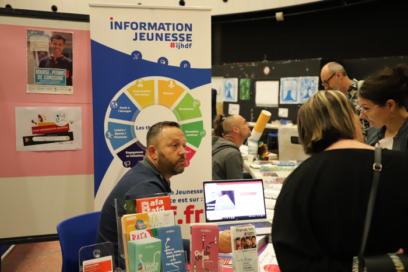 Image d'un stand tenu par le point information jeunesse - Agrandir l'image, fenêtre modale