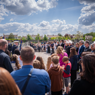 Photo d'ensemble d'une cérémonie commémorative organisée par la ville de Faches Thumesnil au sein du cimetière municipal