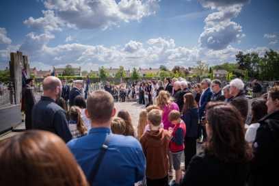 Photo d'ensemble d'une cérémonie commémorative organisée par la ville de Faches Thumesnil au sein du cimetière municipal - Agrandir l'image, fenêtre modale