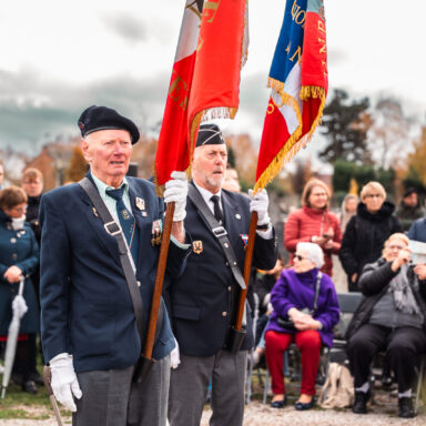 Image des porte-drapeaux lors de la cérémonie du 11 novembre 2025 commémorant l'armistice de la guerre 14-18