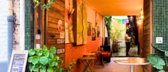 Entrée du lieu culturel le Hangar(t) situé rue Garibaldi à Lille