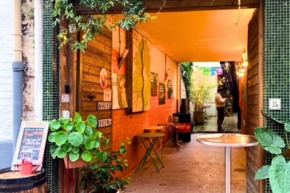 Entrée du lieu culturel le Hangar(t) situé rue Garibaldi à Lille - Agrandir l'image, fenêtre modale