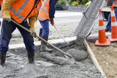 Photo d'un chantier où des ouvriers coulent du béton sur une route - Agrandir l'image, fenêtre modale
