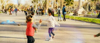 Image d'enfants dansant dans une rue