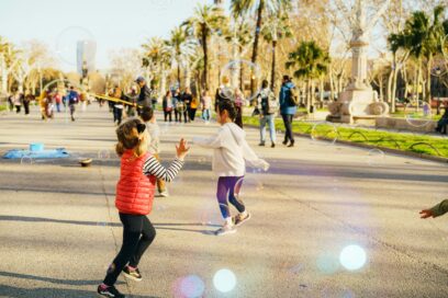 Image d'enfants dansant dans une rue - Agrandir l'image, fenêtre modale