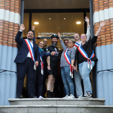 Photo de l'accueil de la part de la municipalité du Maire de Saint Neots, Richard Slade, sur le perron de l'hôtel de ville de Faches-Thumesnil