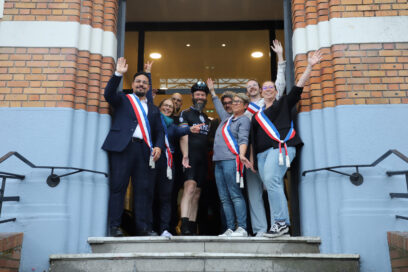 Photo de l'accueil de la part de la municipalité du Maire de Saint Neots, Richard Slade, sur le perron de l'hôtel de ville de Faches-Thumesnil - Agrandir l'image, fenêtre modale