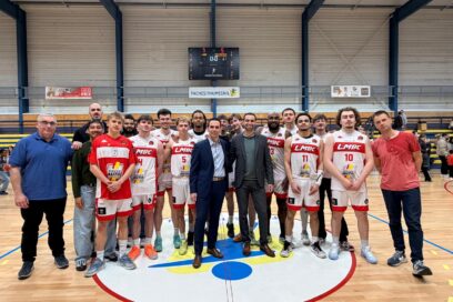 Image de monsieur le Maire et monsieur Roux adjoint au maire autour de l'équipe fanion du LMBC lors de sa montée en Nationale 2 - Agrandir l'image, fenêtre modale