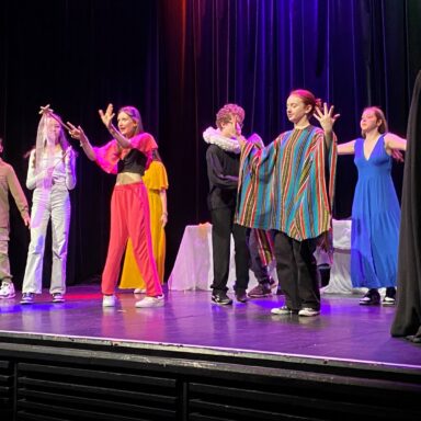 photo du festival théatre avec des ados sur scéne