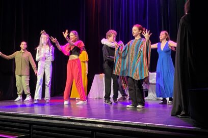 photo du festival théatre avec des ados sur scéne - Agrandir l'image, fenêtre modale