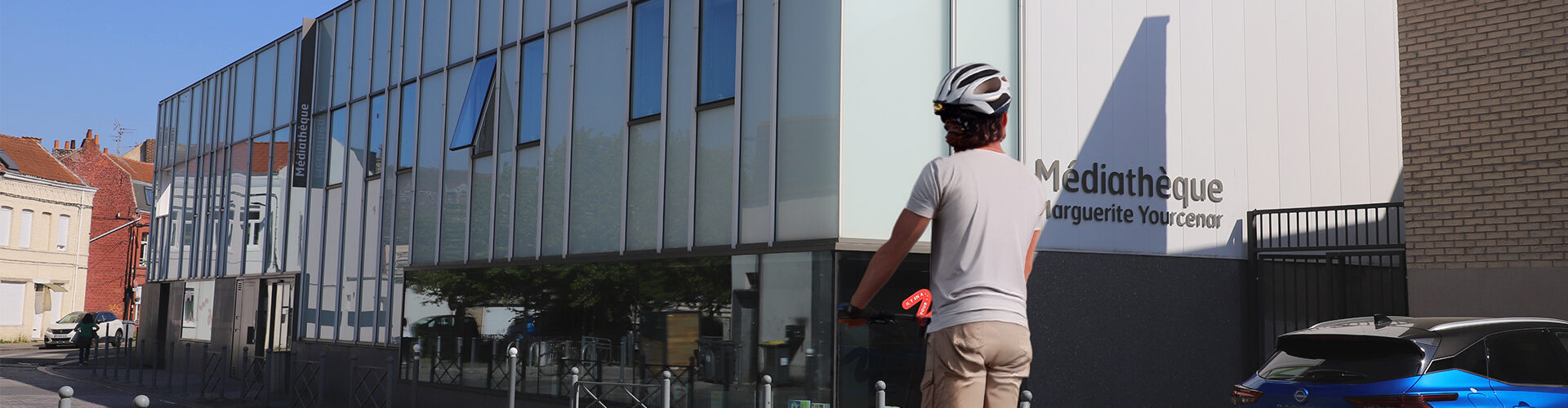 Personne en trottinette dans la rue