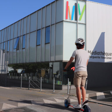 Personne en trottinette dans la rue