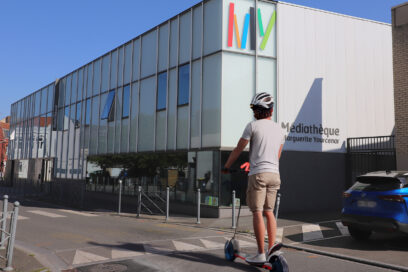 Personne en trottinette dans la rue - Agrandir l'image, fenêtre modale